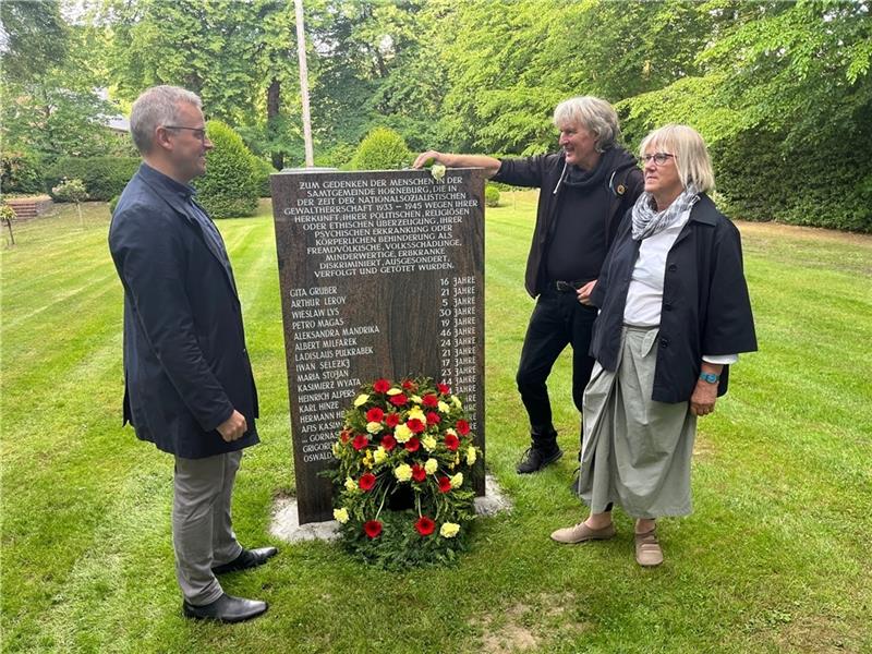 Gedenkstein für die Opfer des NS-Regimes auf dem Waldfriedhof Horneburg eingeweiht: Samtgemeindebürgermeister Knut Willenbockel mit den Initiatoren Michael Quelle und Verena Wein-Wilke (von links). Foto: Vasel