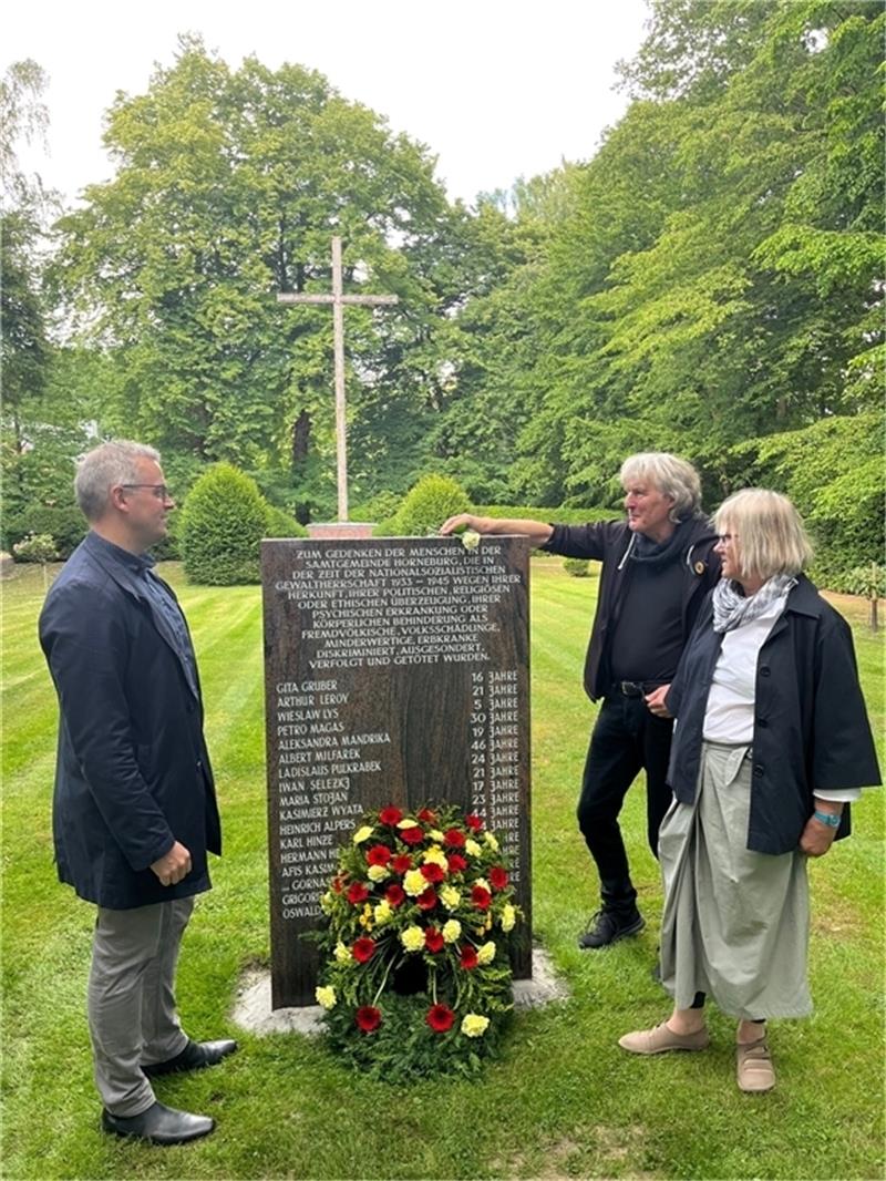 Stele erinnert in Horneburg an Opfer der NS-Gewaltherrschaft Gedenkstein für die Opfer des NS-Regimes auf dem Waldfriedhof Horneburg eingeweiht: Samtgemeindebürgermeister Knut Willenbockel mit den Initiatoren Michael Quelle und Verena Wein-Wilke (von links). Foto: Vasel