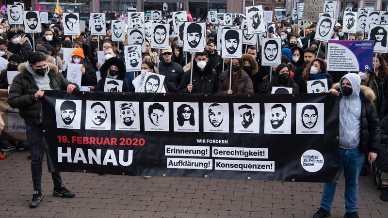 Aufruf zu Kampf gegen Rechtsextremismus Gedenkveranstaltung auf dem Hanauer Marktplatz im Februar 2022.
