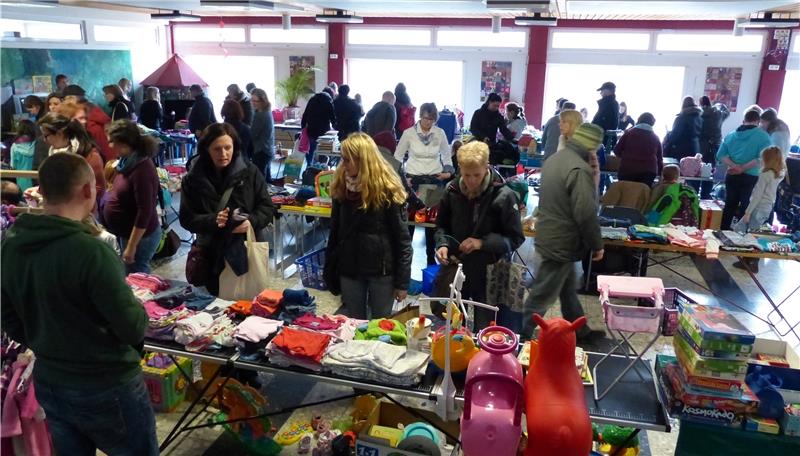 Gedränge wie hier in der Aula herrschte in der ganzen Grundschule .