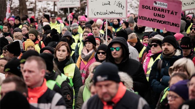 Gedrückte Stimmung zu Beginn der Tarifverhandlungen: Die Gewerkschaften gedachten der Opfer von München.