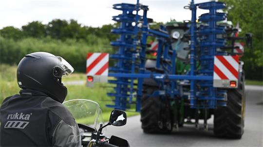 Geduld statt Risiko: Überholen von Erntefahrzeugen ist oft gefährlich, besonders bei unübersichtlichen Strecken.