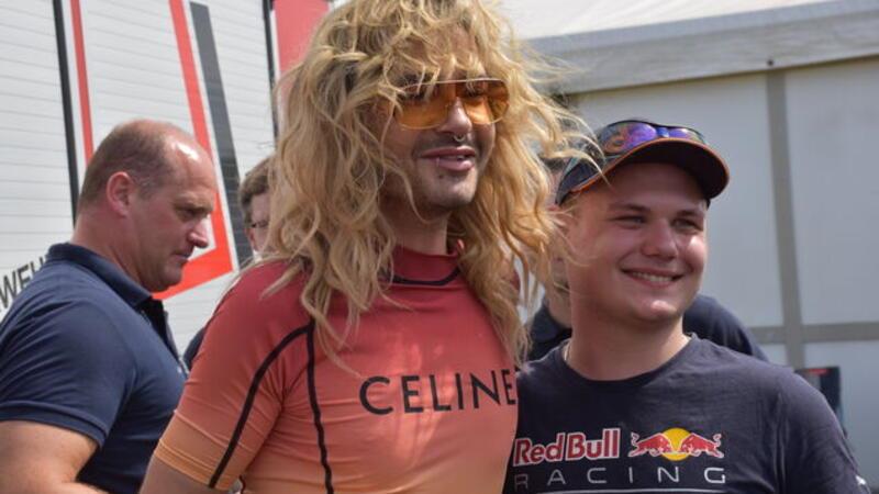 Tokio Hotel beim Deichbrand 2024: So erlebte die Band das Festival Geduldig erfüllt Bill Kaulitz die Foto-Wünsche.