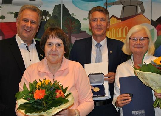 Geehrt : Hannelore Kathenbach, Hans-Jürgen Detje und Eveline Bansemer (von links). Foto: Lohmann