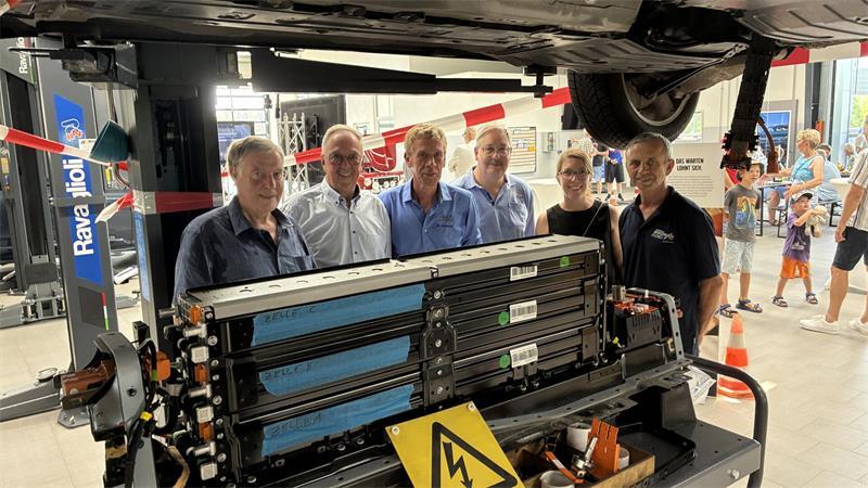 Sein Herz schlägt für den Buckel-Volvo: Autohaus Bröhan feiert treuen Mitarbeiter Geehrt: Uwe Müller (60 Jahre), Mathias Schwarz (15 Jahre), Stefan Benz (25 Jahre) und Eduard Wiegel (25 Jahre) - mit Gerd Bröhan und Geschäftsführerin Catharina Bröhan.