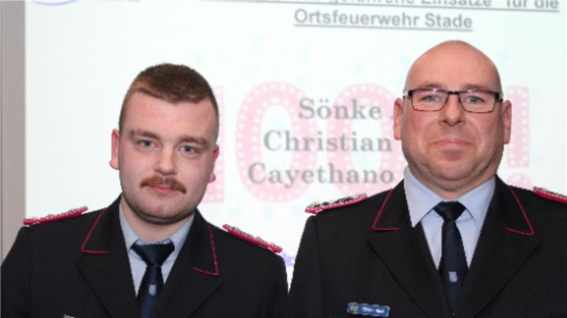 Geehrt für 1.000 Einsätze: Cayethano Gerken (links) und Sönke Aust.