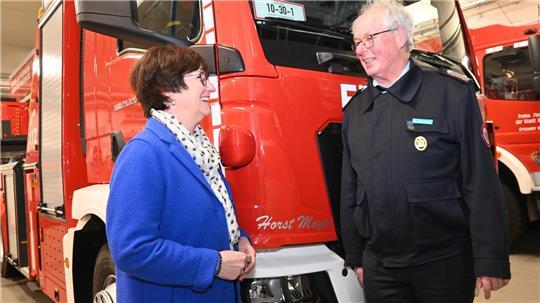 Geehrt für 50 Jahre in der Feuerwehr: Ehrenstadtbrandmeister Horst Meyer und Bürgermeisterin Katja Oldenburg-Schmidt vor der Drehleiter, die seinen Namen trägt.