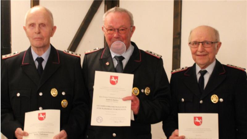 Geehrt für 50-jährige Mitgliedschaft: Heinz Tiedemann, Andreas Kohrs und Harry Stobbe (von links, es fehlt Richard Holthusen).
