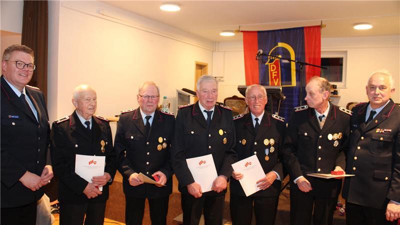 Großfeuer in Gräpel bleibt im Gedächtnis: schwierige Einsätze für die Feuerwehr Geehrt für 60 Jahre Mitgliedschaft: Gemeindebrandmeister Malte Gooßen (von links), Hans Dieter Schuldt, Hinrich Meyer, Hans-Dieter Borchers, Hinrich Spreckels, Erich Fick und der stellvertretende Kreisbrandmeister Thorsten Hellwege.