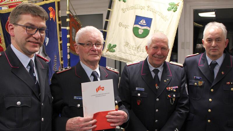 Geehrt für 60-jährige Mitgliedschaft: Hans August Plath mit Stadtbrandmeister Klaus Ney (links), dessen Stellvertreter Wilfried Spreckels und dem stellvertretenden Kreisbrandmeister Thorsten Hellwege (rechts).