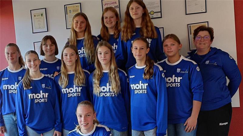 Geehrt wurden auch die Spielerinnen der C-Jugend und Meisterinnen Oberliga mit Co-Trainerin Yvonne Wegner (rechts).