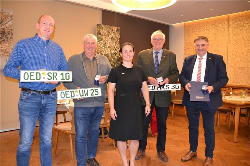 Wohnbebauung in Oederquart angeschoben Geehrt wurden während der Ratssitzung Bürgermeister Jörg Oldenburg für 20 Jahre Ratsarbeit, Heinricht Kühlcke-Schmoldt für 30 Jahre und Ulrich Wist für 25 Jahre Männer von rechts). Sonja Zinke überreichte die Urkunden und Auszeichnungen des