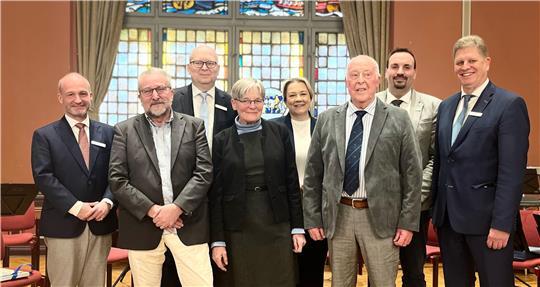 Geehrte Ehrenamtliche: Harald Widera, Susanne von Hennig und Rudi Steinkamp (vordere Reihe, Mitte), mit Kai Koeser, Sönke Hartlef, Melanie Reinecke, Christoph von Schassen, Carsten Brokelmann (von links).