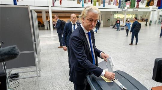 Geert Wilders von der radikal-rechten Partei für die Freiheit (PVV) während seiner Stimmabgabe in Den Haag zur Europawahl.
