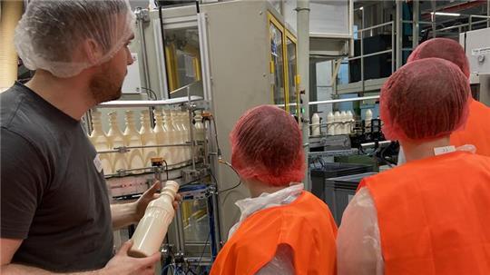 Geestlandschüler wissen nach einem Blick hinter die Kulissen bei RPC, wie Kunststoffflaschen produziert werden.