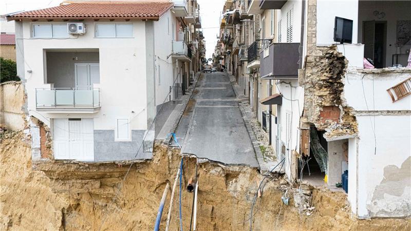 Gefährdete Häuser und beschädigte Straßen in dem vom Erdrutsch betroffenen Gebiet in Niscemi.