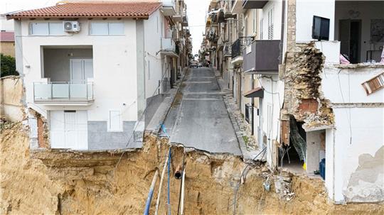Gefährdete Häuser und beschädigte Straßen in dem vom Erdrutsch betroffenen Gebiet in Niscemi.