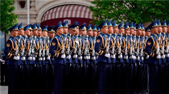 Gefährliche Unterstützung oder das letzte Aufgebot? Nordkoreanische Soldaten stehen in Reih und Glied vor der Militärparade zum Tag des Sieges in Moskau.