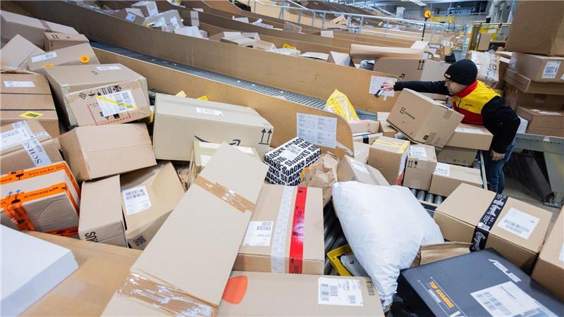 Gefährliche oder rechtswidrige Produkte von Online-Märkten landen auch in den digitalen Einkaufskörben deutscher Verbraucher. (Symbolbild)
