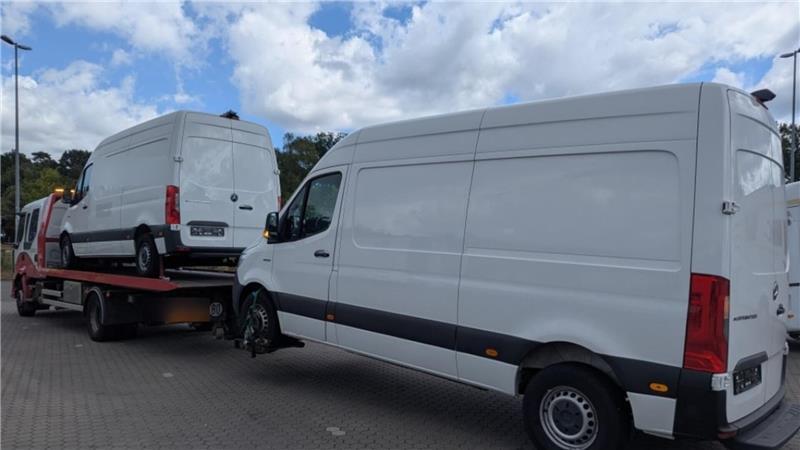 Radfahrer kracht mit 3 Promille gegen Auto – B73-Sperrung aufgehoben Gefährliches Abschleppmanöver auf der A1.