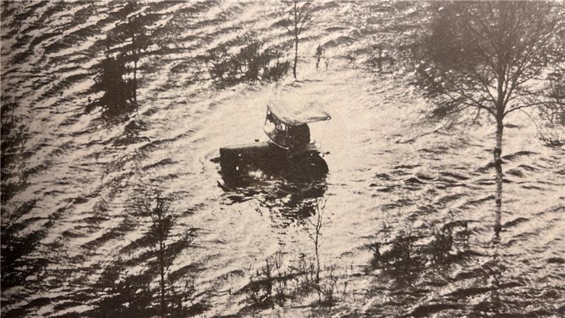 Gefährliches Unterfangen: Die Landwirte in Kehdingen mussten sich ihren Weg auf unsichtbaren Straßen suchen.