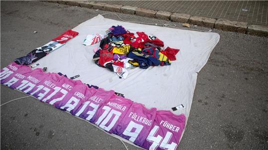 Gefälschte Trikots der deutschen Nationalmannschaft - unter anderem eines mit Nazisymbol und dem Schriftzug „Führer“ - bei einem Straßenhändler in Mallorca (Symbolbilld)
