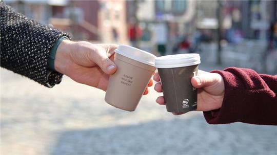 Gefäße wie der To-go-Becher aus Kunststoff (links im Bild) wären weiterhin steuerfrei, kosten aber Pfand. Auf das Pendant aus Pappe (rechts) fiele nach Einführung einer Verpackungssteuer eine Abgabe an.