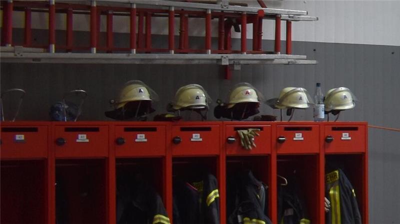 Buxtehude will hier schon 2027 ein neues Feuerwehrhaus bauen Gefahr für die Freiwilligen: Die Spinde stehen im alten Gerätehaus von Zug II in der Fahrzeughalle.