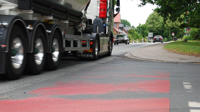 Beckdorf: Kampf für Verkehrsberuhigung geht weiter Gefahrenpotenzial für Radfahrer und Fußgänger: Die rote Markierung für den Radweg an der L130/Goldbecker Straße ist nur noch teilweise vorhanden.