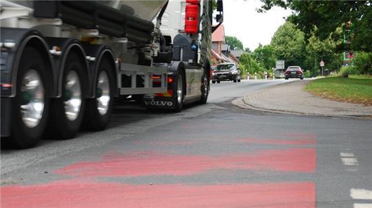 Gefahrenpotenzial für Radfahrer und Fußgänger: Die rote Markierung für den Radweg an der L130/Goldbecker Straße ist nur noch teilweise vorhanden.