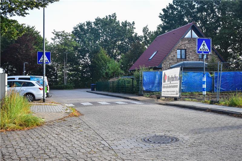 In Horneburg gefährden Elterntaxis Kinder - Anwohner von Verkehr genervt Der Leineweberstieg in Horneburg und eine Zebrastreifen.