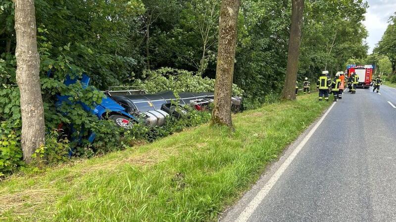 Gefahrgut hatte ein Lkw geladen, der zwischen Krummendeich und Freiburg von der Straße abkam.