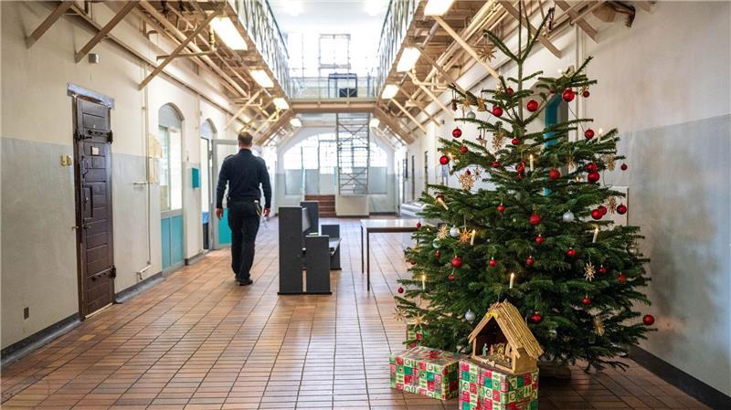 Wer Bedürftige beschenken will, hat viele Möglichkeiten Gefangene in Bremen bekommen zu Weihnachten eine Tüte mit Tee, Kaffee und Süßigkeiten. Möglich wird das durch Spenden. (Archivbild)