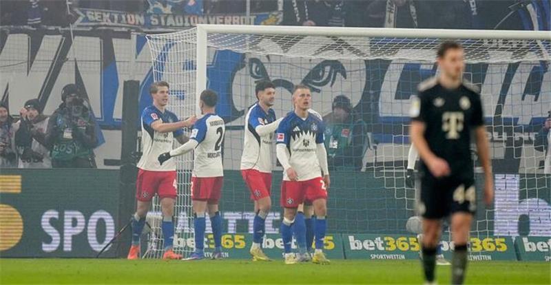 Gefeierter HSV-Mann Luka Vuskovic (l) nach seinem Tor zum 2:2.