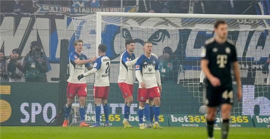 Gefeierter HSV-Mann Luka Vuskovic (l) nach seinem Tor zum 2:2.