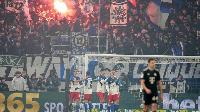 Gefeierter HSV-Mann Luka Vuskovic (l) nach seinem Tor zum 2:2.