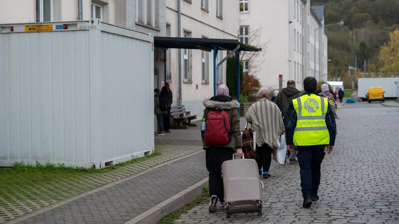 Städte fordern mehr Hilfe bei der Flüchtlingsunterbringung Geflüchtete kommen an einer Asylunterkunft in Trier an. Vor dem Spitzentreffen von Bund und Ländern hat der Städtetag auf die Probleme bei der Unterbringung von Geflüchteten hingewiesen.