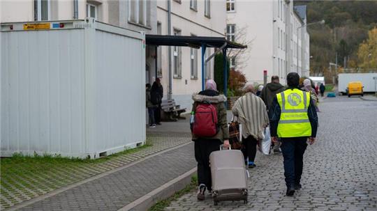Geflüchtete kommen an einer Asylunterkunft in Trier an. Vor dem Spitzentreffen von Bund und Ländern hat der Städtetag auf die Probleme bei der Unterbringung von Geflüchteten hingewiesen.