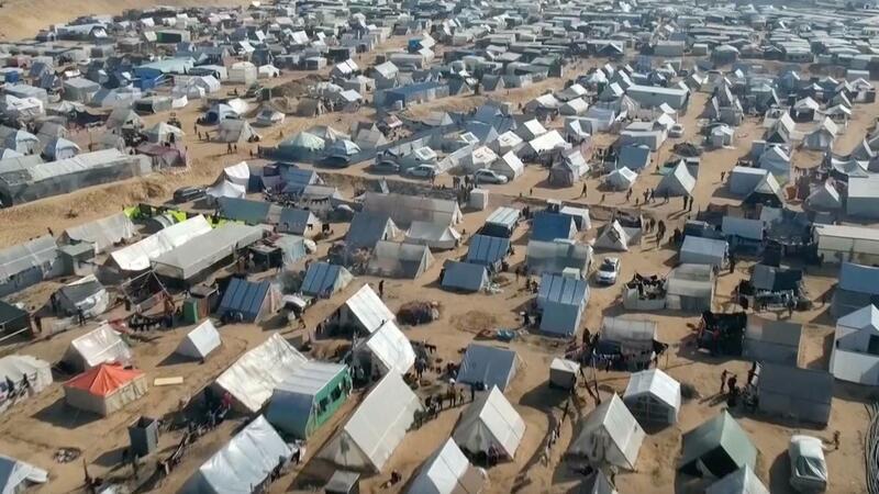 Im Gazastreifen breiten sich Krankheiten weiter aus Geflüchtete leben in Zelten in der Stadt Rafah nahe der Grenze zwischen dem Gazastreifen und Ägypten.