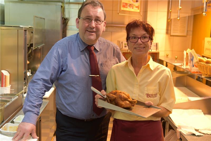 Geflügel bleibt der Renner: Gastronom Frank Garloff und Mitarbeiterin Barbara Hackel im Boltes-Imbiss am Pferdemarkt in Stade. Foto Beneke