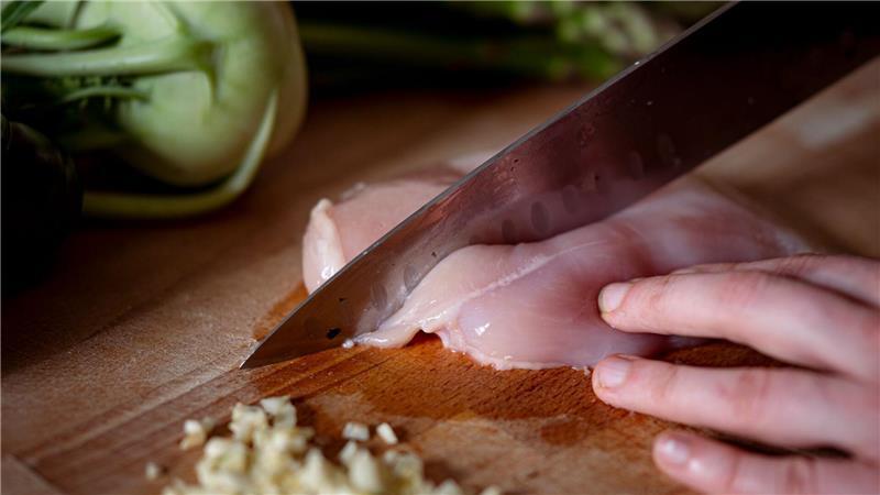 Menschen essen mehr Geflügelfleisch - 13,6 Kilo pro Kopf Geflügelfleisch wurde laut BZL 2024 günstiger angeboten als im Vorjahr.