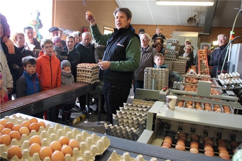 Geflügelhof-Chef Henner Schönecke erklärt den Besuchern gern im eigenen Betrieb alles rund um Henne und Ei. Foto Michaelis