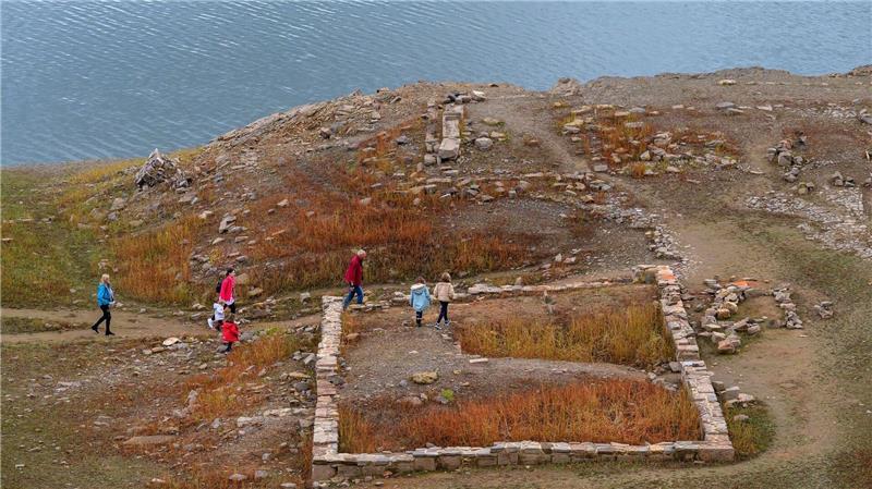 Geflutete Bauwerke werden freigelegt.