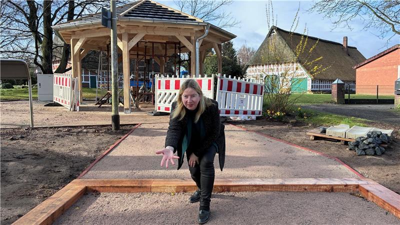 Gefördert mit EU-Mitteln: Ortsbürgermeisterin Birgit Butter beim ersten Probewurf auf der Boulebahn am Brink in Hedendorf.