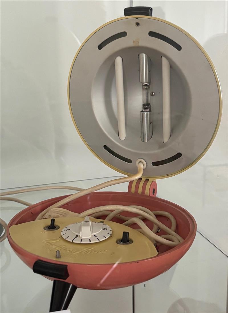 Geformt wie Sputnik: eine Höhensonne aus den 1960er Jahren.