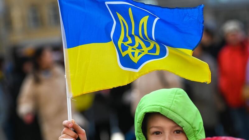 Umfrage: 61 Prozent fürchten Ausweitung des Ukraine-Kriegs Gefragt wurde auch nach der Situation der ukrainischen Flüchtlinge in Deutschland. Nur 28 Prozent haben den Eindruck, deren Integration sei geglückt.
