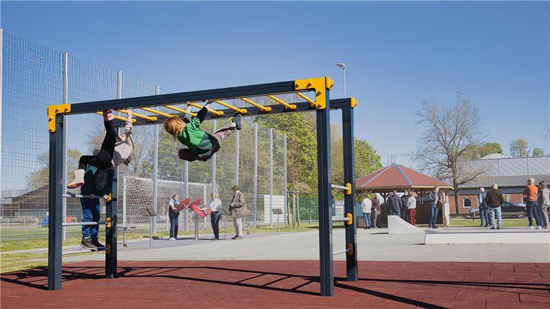 Gefragter Freizeit- und Begegnungsplatz: Insbesondere die Kleinen haben in Drochtersen Kletterspaß.