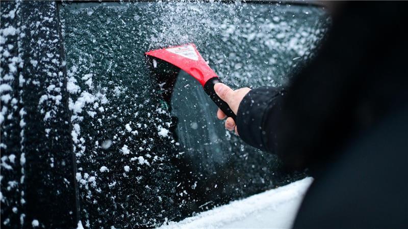 Mix aus Regen und Schnee sorgt weiter für Glatteisgefahr Gefrierender Regen, Glatteis und Neuschnee: Besonders im Westen und Süden kann das Autofahren abends zum Risiko werden.