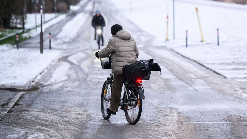 Gefrierender Regen und Schnee kann laut Meteorologen viele Straßen gefährlich glatt machen. (Archivbild)