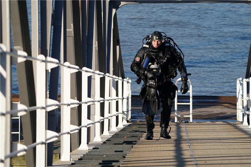 Junge versinkt nahe Finkenwerder in Elbe – Suche abgebrochen Gegen 16 Uhr wird die Suche mit Tauchern abgebrochen. Foto: dpa